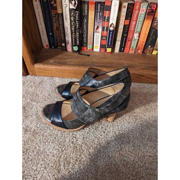 Ellen verbeek grey heels with detachable foot cuff sz 40 euc - Picture 4 of 7